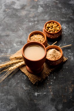 Sattu sharbat kavrulmuş siyah nohut unu, arpa, suger, tuz ve su ile yaz aylarında yapılan bir soğutma tatlı içecek. bir bardak servis edilir. seçici odaklama