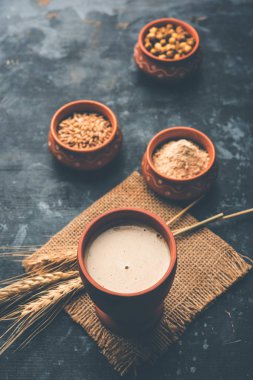 Sattu sharbat kavrulmuş siyah nohut unu, arpa, suger, tuz ve su ile yaz aylarında yapılan bir soğutma tatlı içecek. bir bardak servis edilir. seçici odaklama