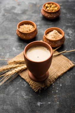 Sattu sharbat kavrulmuş siyah nohut unu, arpa, suger, tuz ve su ile yaz aylarında yapılan bir soğutma tatlı içecek. bir bardak servis edilir. seçici odaklama