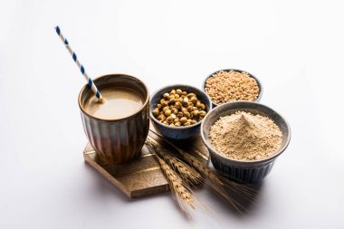 Sattu sharbat kavrulmuş siyah nohut unu, arpa, suger, tuz ve su ile yaz aylarında yapılan bir soğutma tatlı içecek. bir bardak servis edilir. seçici odaklama