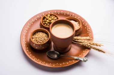 Sattu sharbat kavrulmuş siyah nohut unu, arpa, suger, tuz ve su ile yaz aylarında yapılan bir soğutma tatlı içecek. bir bardak servis edilir. seçici odaklama