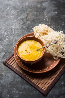 Aam Ras veya Alphonso mango hamuru kurdai olan buğday / gehu kullanılarak yapılan bir kızarmış yemektir. seçici odaklama