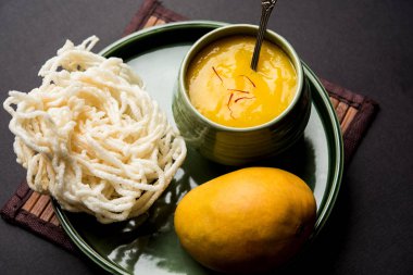 Aam Ras veya Alphonso mango hamuru kurdai olan buğday / gehu kullanılarak yapılan bir kızarmış yemektir. seçici odaklama