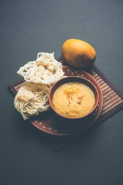 Aam Ras veya Alphonso mango hamuru kurdai olan buğday / gehu kullanılarak yapılan bir kızarmış yemektir. seçici odaklama