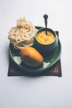 Aam Ras veya Alphonso mango hamuru kurdai olan buğday / gehu kullanılarak yapılan bir kızarmış yemektir. seçici odaklama