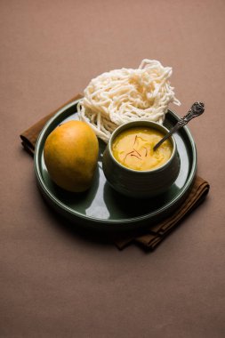 Aam Ras veya Alphonso mango hamuru kurdai olan buğday / gehu kullanılarak yapılan bir kızarmış yemektir. seçici odaklama