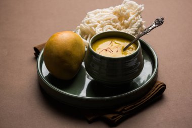 Aam Ras veya Alphonso mango hamuru kurdai olan buğday / gehu kullanılarak yapılan bir kızarmış yemektir. seçici odaklama