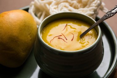 Aam Ras veya Alphonso mango hamuru kurdai olan buğday / gehu kullanılarak yapılan bir kızarmış yemektir. seçici odaklama