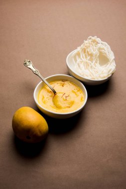 Aam Ras veya Alphonso mango hamuru kurdai olan buğday / gehu kullanılarak yapılan bir kızarmış yemektir. seçici odaklama