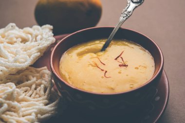 Aam Ras veya Alphonso mango hamuru kurdai olan buğday / gehu kullanılarak yapılan bir kızarmış yemektir. seçici odaklama