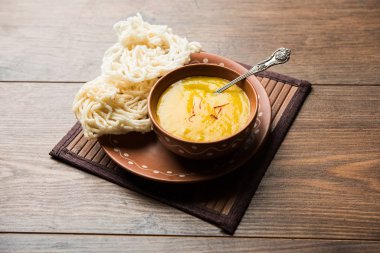 Aam Ras veya Alphonso mango hamuru kurdai olan buğday / gehu kullanılarak yapılan bir kızarmış yemektir. seçici odaklama