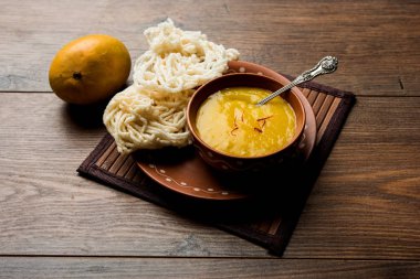 Aam Ras veya Alphonso mango hamuru kurdai olan buğday / gehu kullanılarak yapılan bir kızarmış yemektir. seçici odaklama