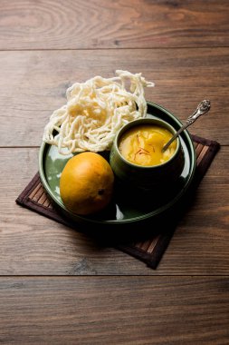 Aam Ras veya Alphonso mango hamuru kurdai olan buğday / gehu kullanılarak yapılan bir kızarmış yemektir. seçici odaklama