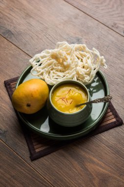Aam Ras veya Alphonso mango hamuru kurdai olan buğday / gehu kullanılarak yapılan bir kızarmış yemektir. seçici odaklama
