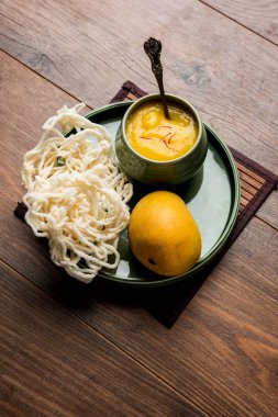 Aam Ras veya Alphonso mango hamuru kurdai olan buğday / gehu kullanılarak yapılan bir kızarmış yemektir. seçici odaklama