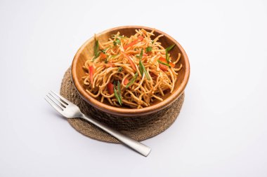 Çin Bhel baharatlı bir indo-çin tarifi, bir kase de servis edilir. seçici odaklama