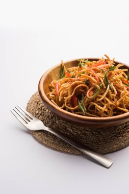 Çin Bhel baharatlı bir indo-çin tarifi, bir kase de servis edilir. seçici odaklama