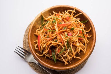 Çin Bhel baharatlı bir indo-çin tarifi, bir kase de servis edilir. seçici odaklama