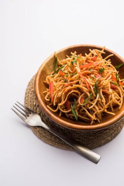 Çin Bhel baharatlı bir indo-çin tarifi, bir kase de servis edilir. seçici odaklama