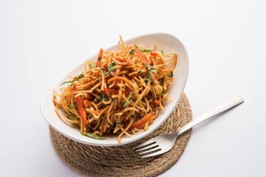 Çin Bhel baharatlı bir indo-çin tarifi, bir kase de servis edilir. seçici odaklama