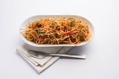 Çin Bhel baharatlı bir indo-çin tarifi, bir kase de servis edilir. seçici odaklama