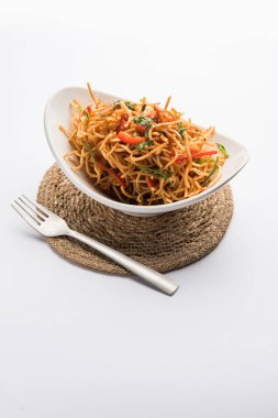 Çin Bhel baharatlı bir indo-çin tarifi, bir kase de servis edilir. seçici odaklama