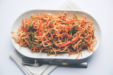 Çin Bhel baharatlı bir indo-çin tarifi, bir kase de servis edilir. seçici odaklama