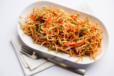 Çin Bhel baharatlı bir indo-çin tarifi, bir kase de servis edilir. seçici odaklama