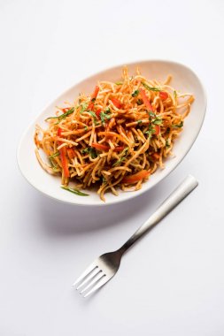 Çin Bhel baharatlı bir indo-çin tarifi, bir kase de servis edilir. seçici odaklama