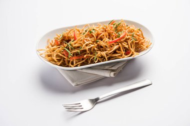 Çin Bhel baharatlı bir indo-çin tarifi, bir kase de servis edilir. seçici odaklama