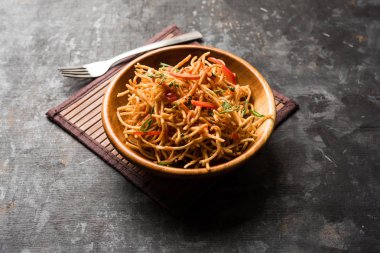 Çin Bhel baharatlı bir indo-çin tarifi, bir kase de servis edilir. seçici odaklama