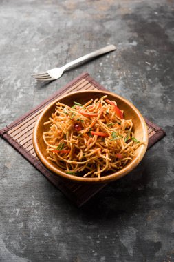 Çin Bhel baharatlı bir indo-çin tarifi, bir kase de servis edilir. seçici odaklama