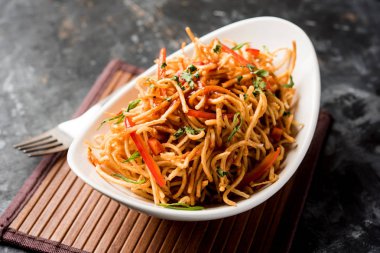 Çin Bhel baharatlı bir indo-çin tarifi, bir kase de servis edilir. seçici odaklama