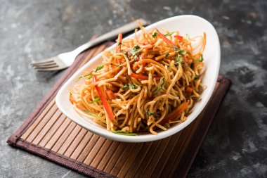 Çin Bhel baharatlı bir indo-çin tarifi, bir kase de servis edilir. seçici odaklama