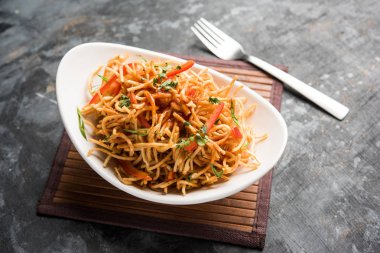 Çin Bhel baharatlı bir indo-çin tarifi, bir kase de servis edilir. seçici odaklama