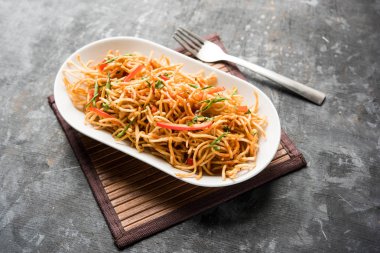 Çin Bhel baharatlı bir indo-çin tarifi, bir kase de servis edilir. seçici odaklama