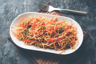 Çin Bhel baharatlı bir indo-çin tarifi, bir kase de servis edilir. seçici odaklama