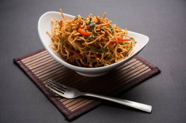 Çin Bhel baharatlı bir indo-çin tarifi, bir kase de servis edilir. seçici odaklama