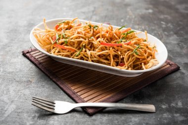 Çin Bhel baharatlı bir indo-çin tarifi, bir kase de servis edilir. seçici odaklama