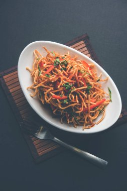 Çin Bhel baharatlı bir indo-çin tarifi, bir kase de servis edilir. seçici odaklama