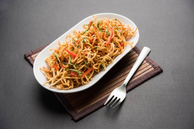 Çin Bhel baharatlı bir indo-çin tarifi, bir kase de servis edilir. seçici odaklama