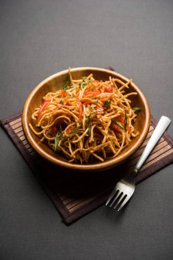 Çin Bhel baharatlı bir indo-çin tarifi, bir kase de servis edilir. seçici odaklama