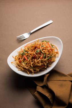 Çin Bhel baharatlı bir indo-çin tarifi, bir kase de servis edilir. seçici odaklama