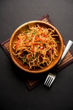 Çin Bhel baharatlı bir indo-çin tarifi, bir kase de servis edilir. seçici odaklama