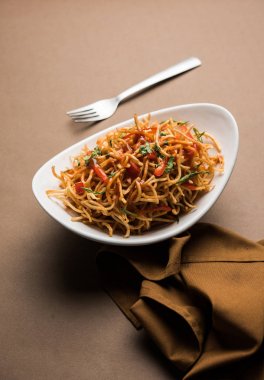 Çin Bhel baharatlı bir indo-çin tarifi, bir kase de servis edilir. seçici odaklama