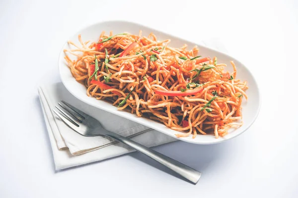 Çin Bhel baharatlı bir indo-çin tarifi, bir kase de servis edilir. seçici odaklama