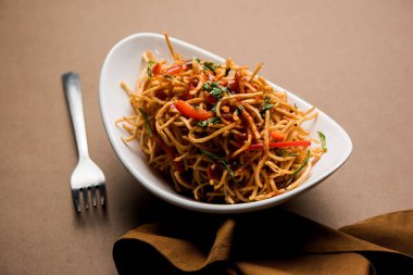 Çin Bhel baharatlı bir indo-çin tarifi, bir kase de servis edilir. seçici odaklama