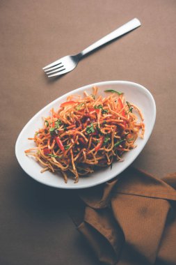 Çin Bhel baharatlı bir indo-çin tarifi, bir kase de servis edilir. seçici odaklama