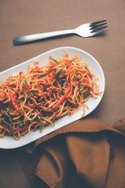 Çin Bhel baharatlı bir indo-çin tarifi, bir kase de servis edilir. seçici odaklama