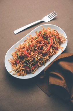 Çin Bhel baharatlı bir indo-çin tarifi, bir kase de servis edilir. seçici odaklama